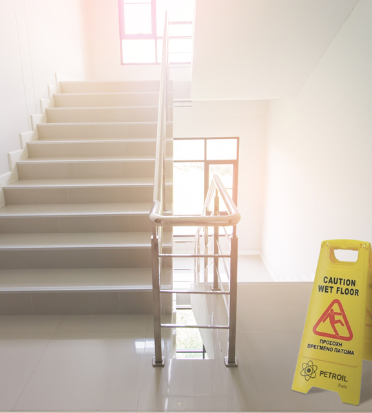 Σφουγγαρισμένες σκάλες κτιρίου με προειδοποιητική πινακίδα για βρεγμένο πάτωμα