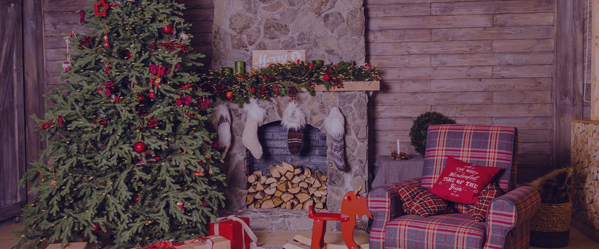 Παραδοσιακό σπίτι με τζάκι στολισμένο για τα Χριστούγεννα