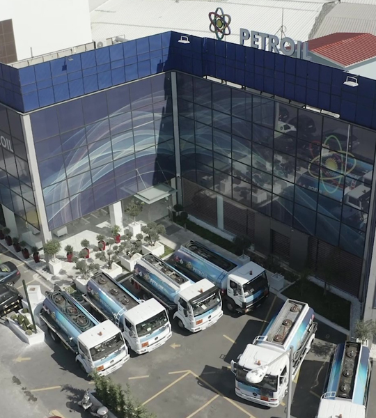 Πανοραμική λήψη του κτιρίου της Petroil Fuels με παρατεταγμένα τα βυτιοφόρα οχήματα